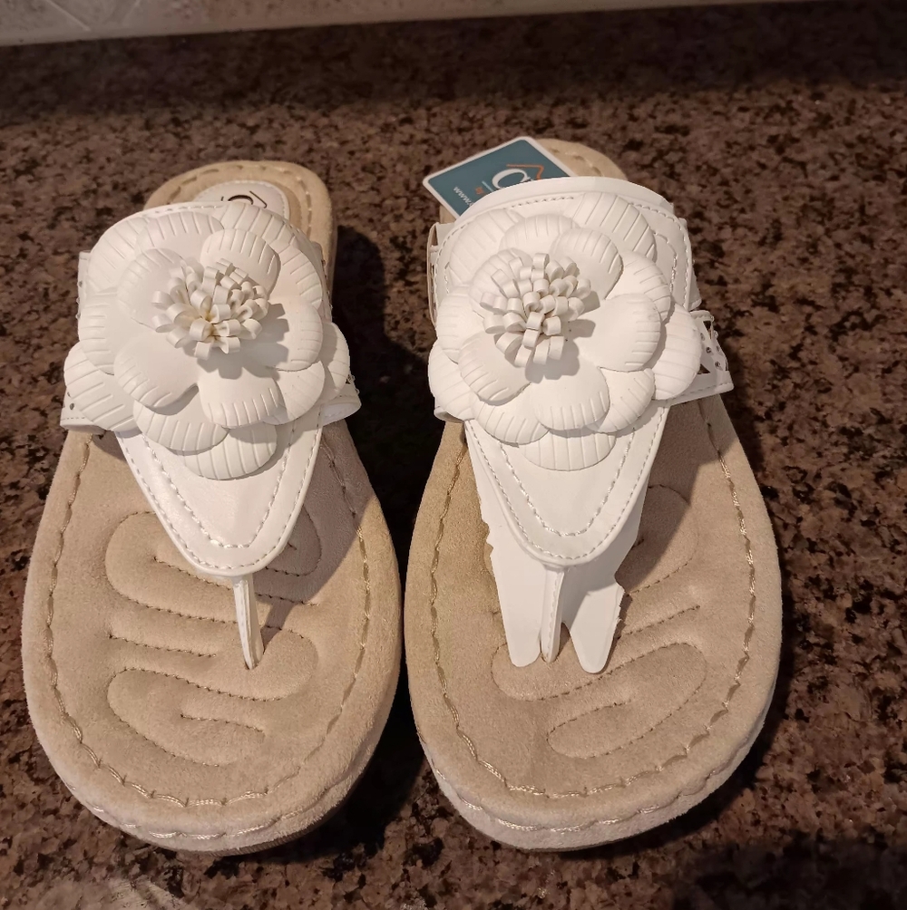 Cliffs by White Mountain sandals